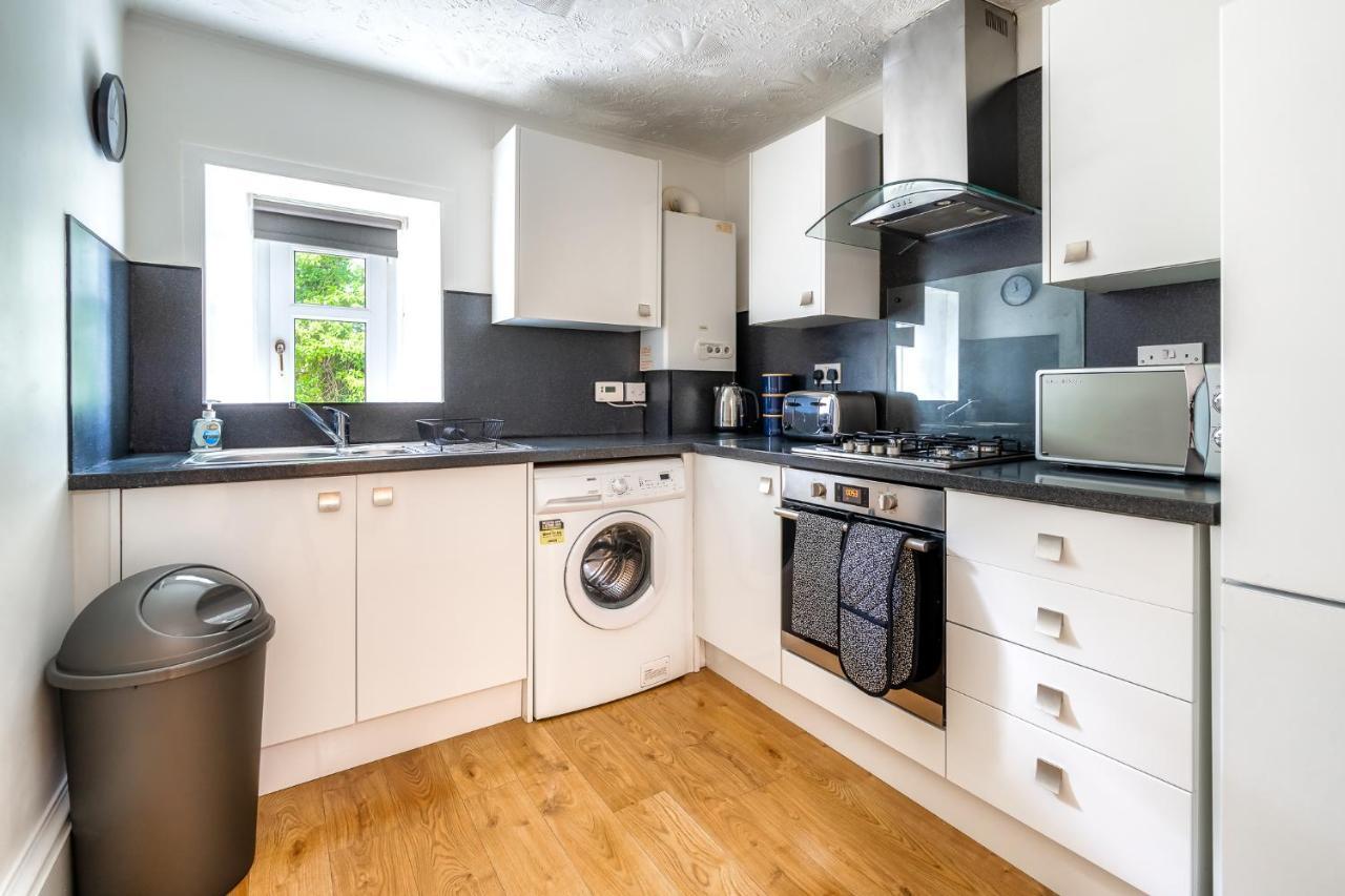 Cosy Retreat - Charming 2-Bed Apartment Greenock Exterior photo