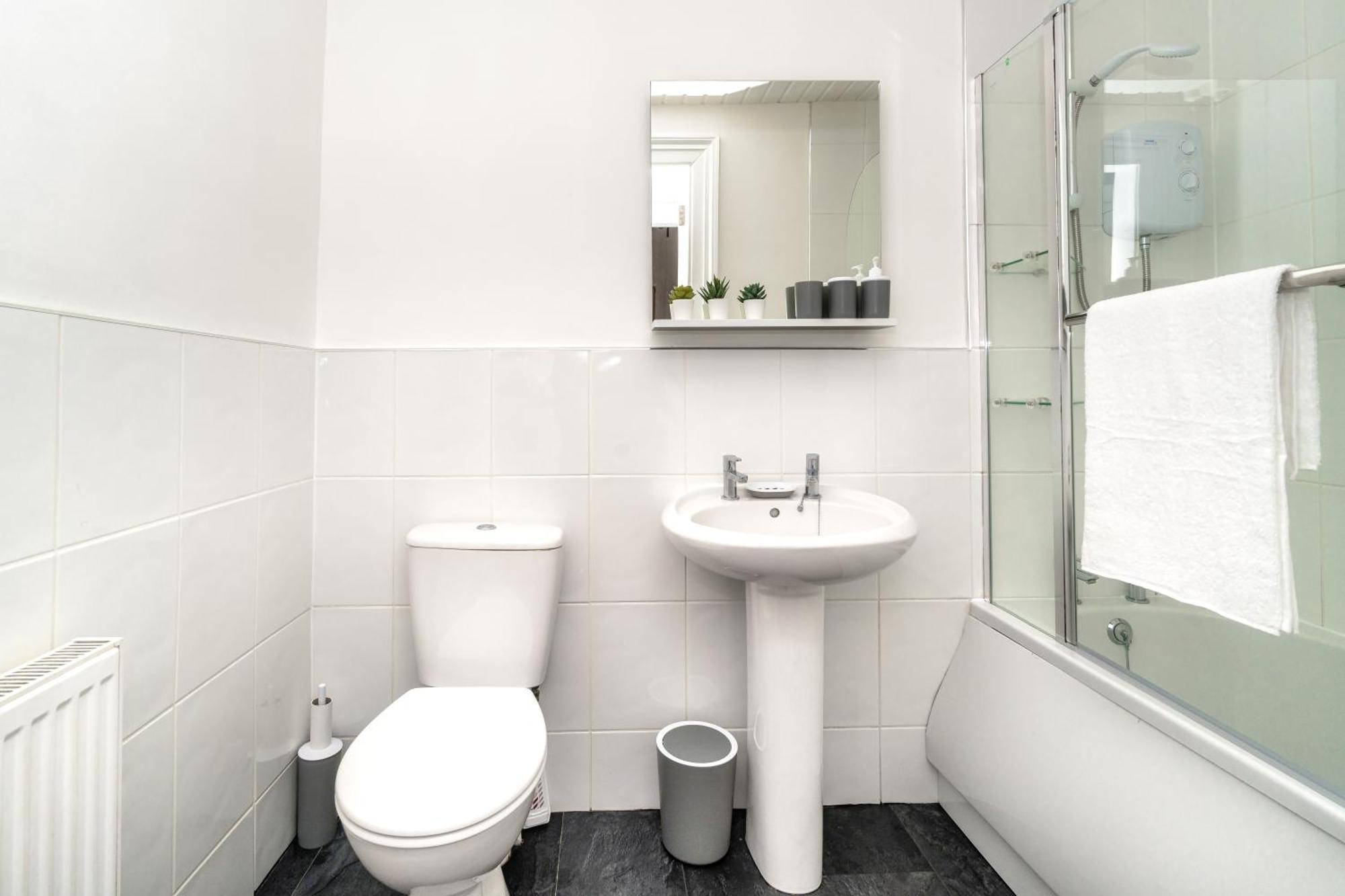 Cosy Retreat - Charming 2-Bed Apartment Greenock Exterior photo