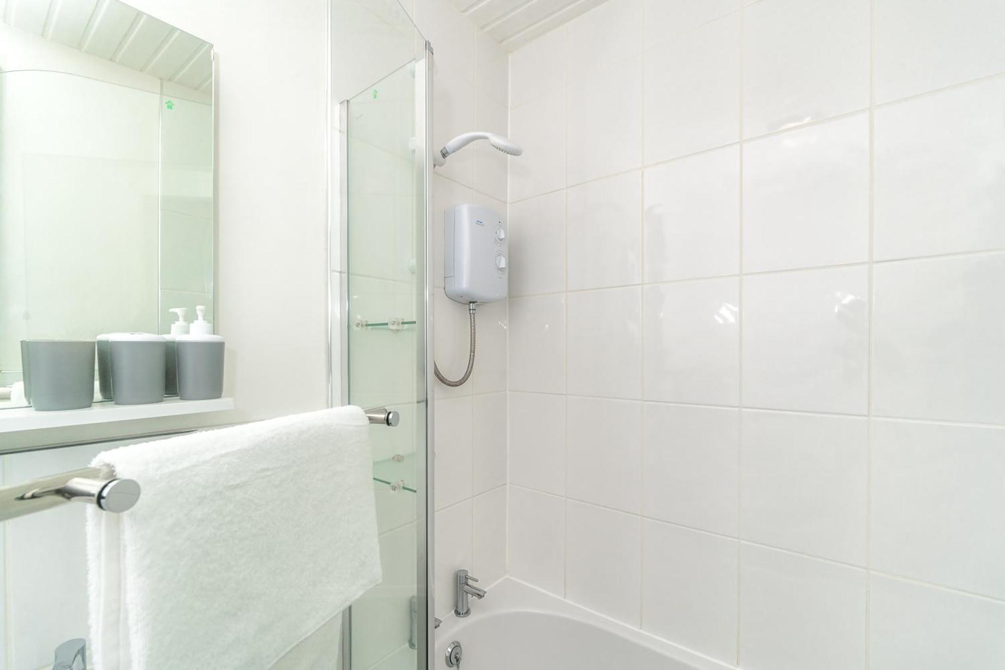 Cosy Retreat - Charming 2-Bed Apartment Greenock Exterior photo