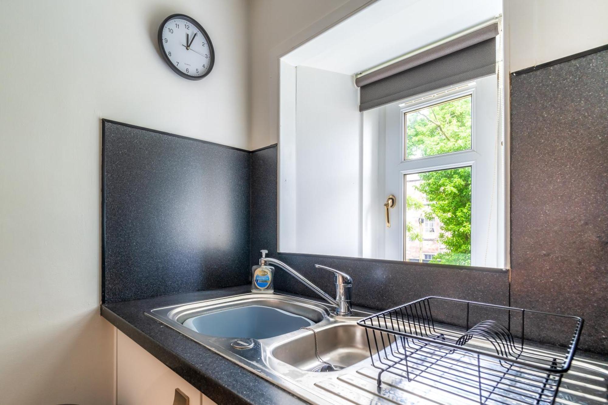 Cosy Retreat - Charming 2-Bed Apartment Greenock Exterior photo