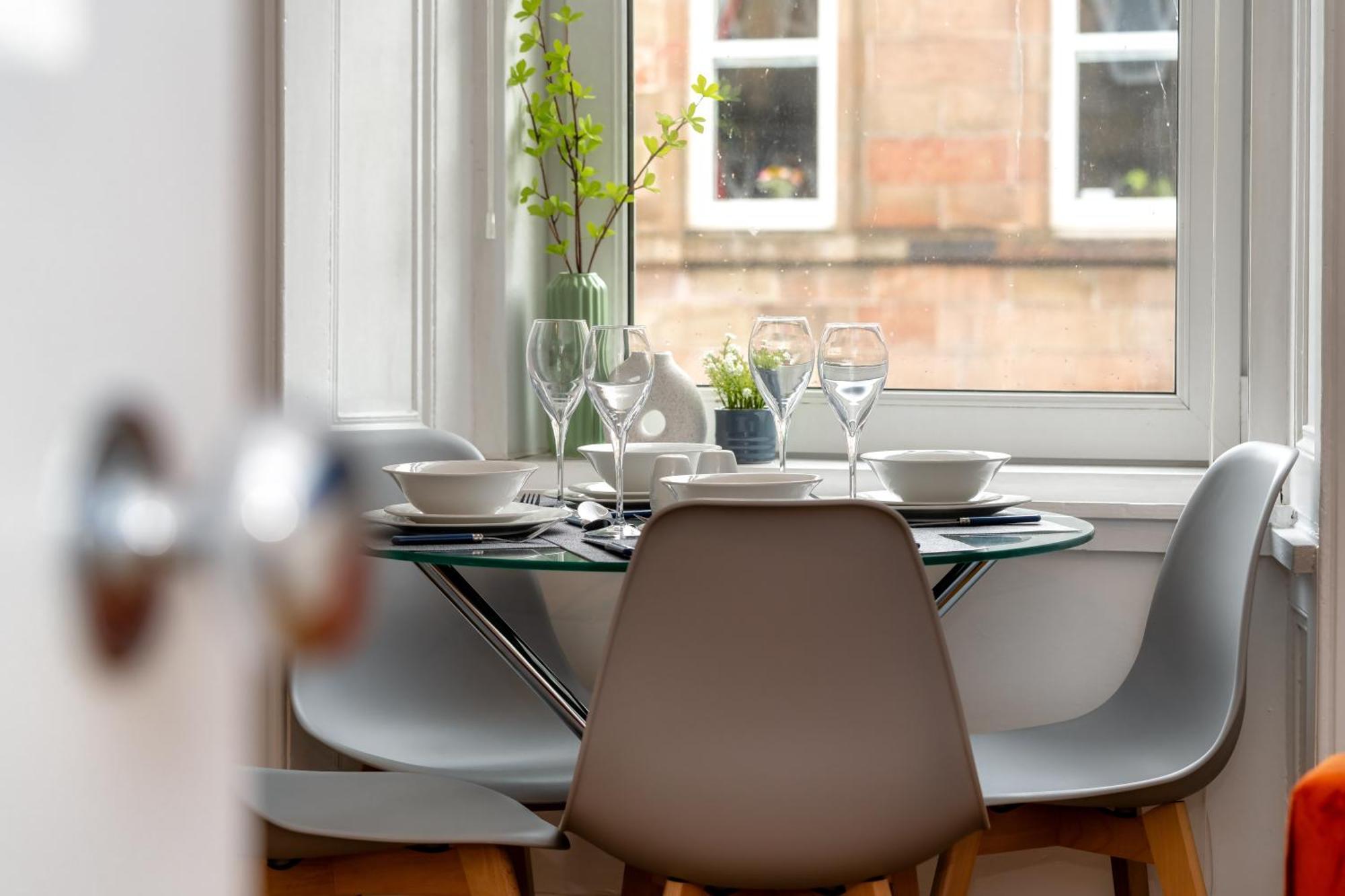 Cosy Retreat - Charming 2-Bed Apartment Greenock Exterior photo